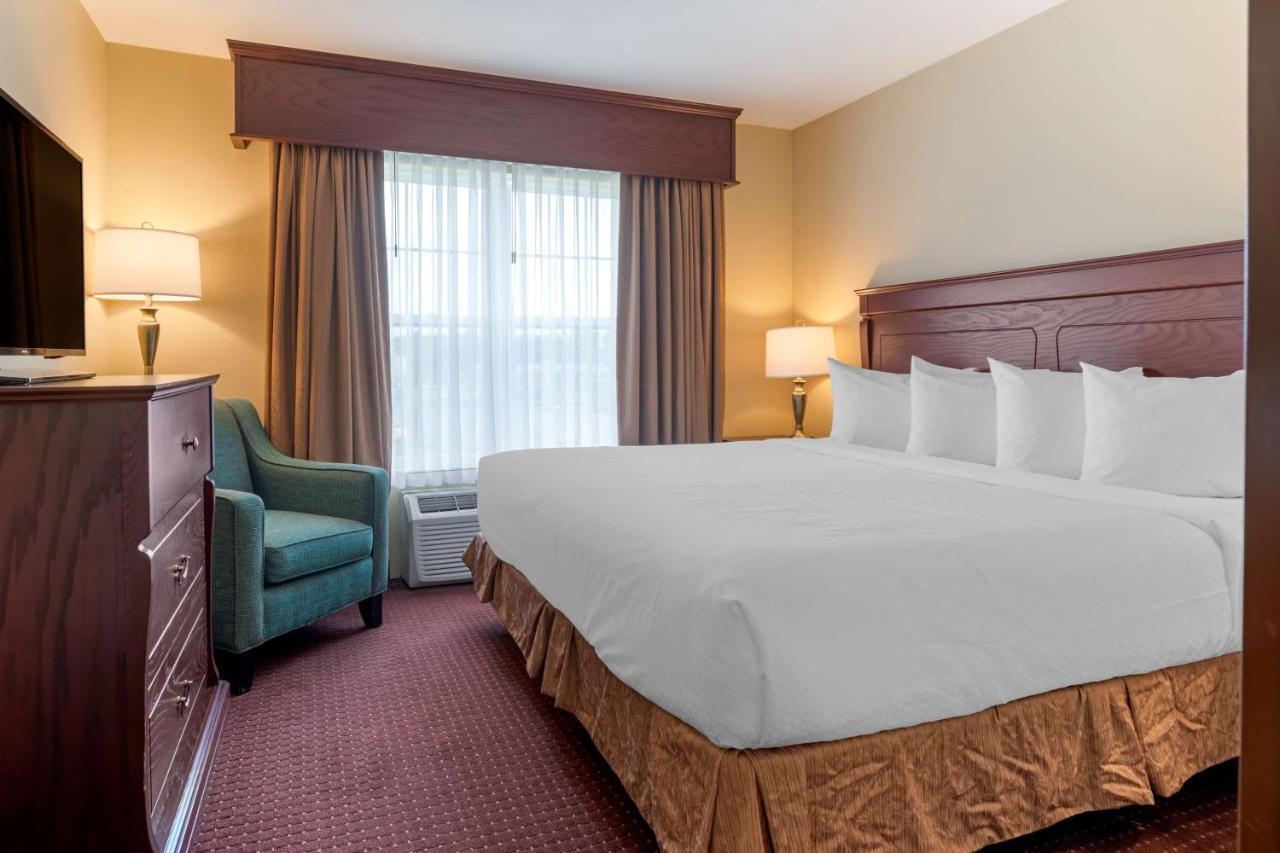 เบสต์ เวสเทิร์น พลัส เฟรเดริคตัน โฮเต็ล แอนด์ สวีทส์ Hotel เฟรดริกตัน ภายนอก รูปภาพ